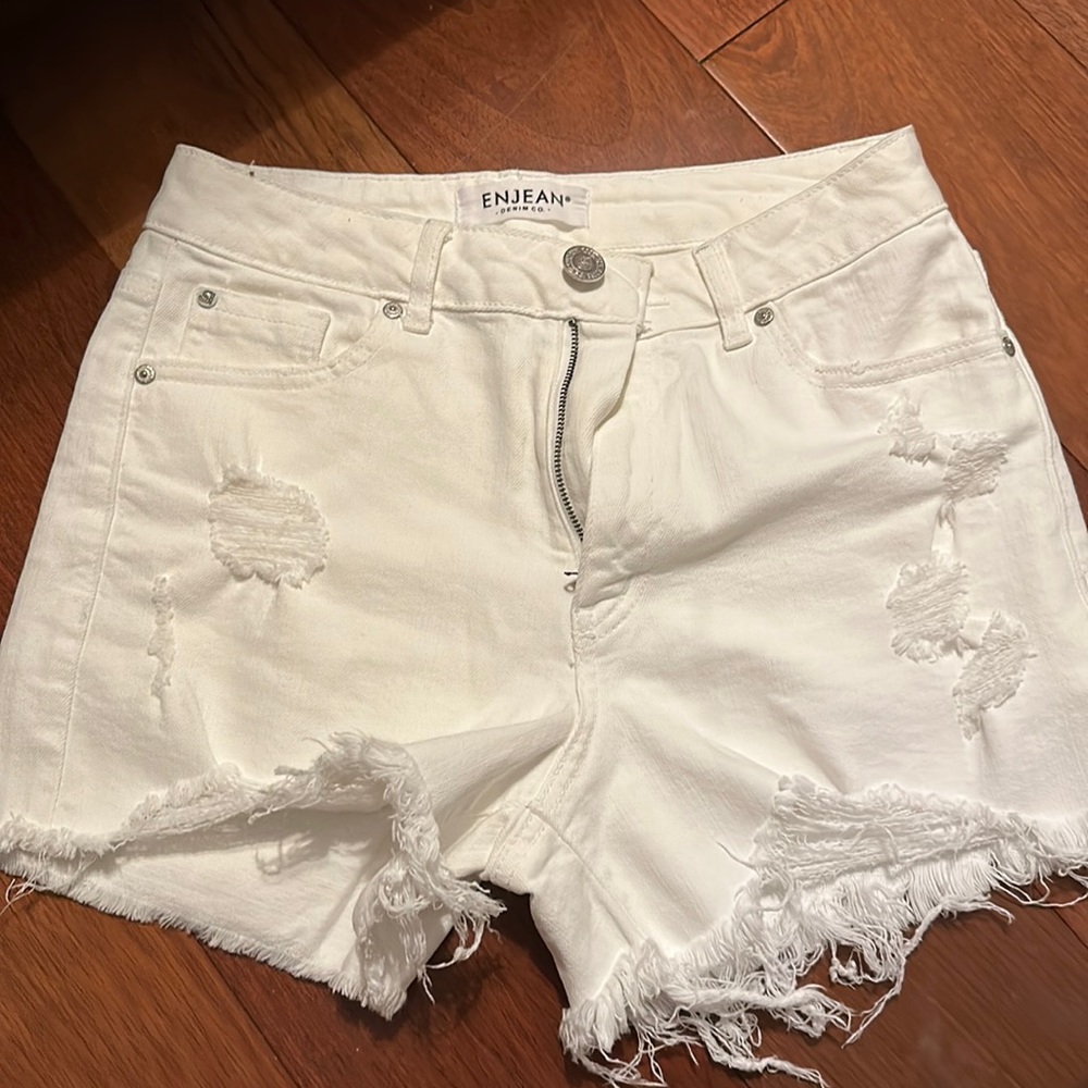 This short is new, I'm selling it because it's not my size.